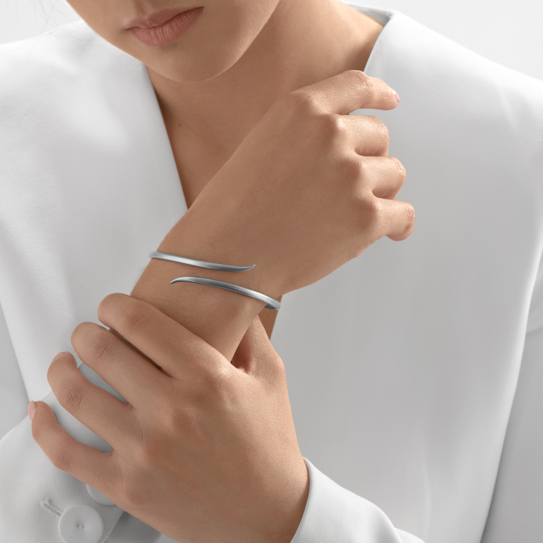 Nebu Gold 24k Platinum Slender Arrow Bangle Female