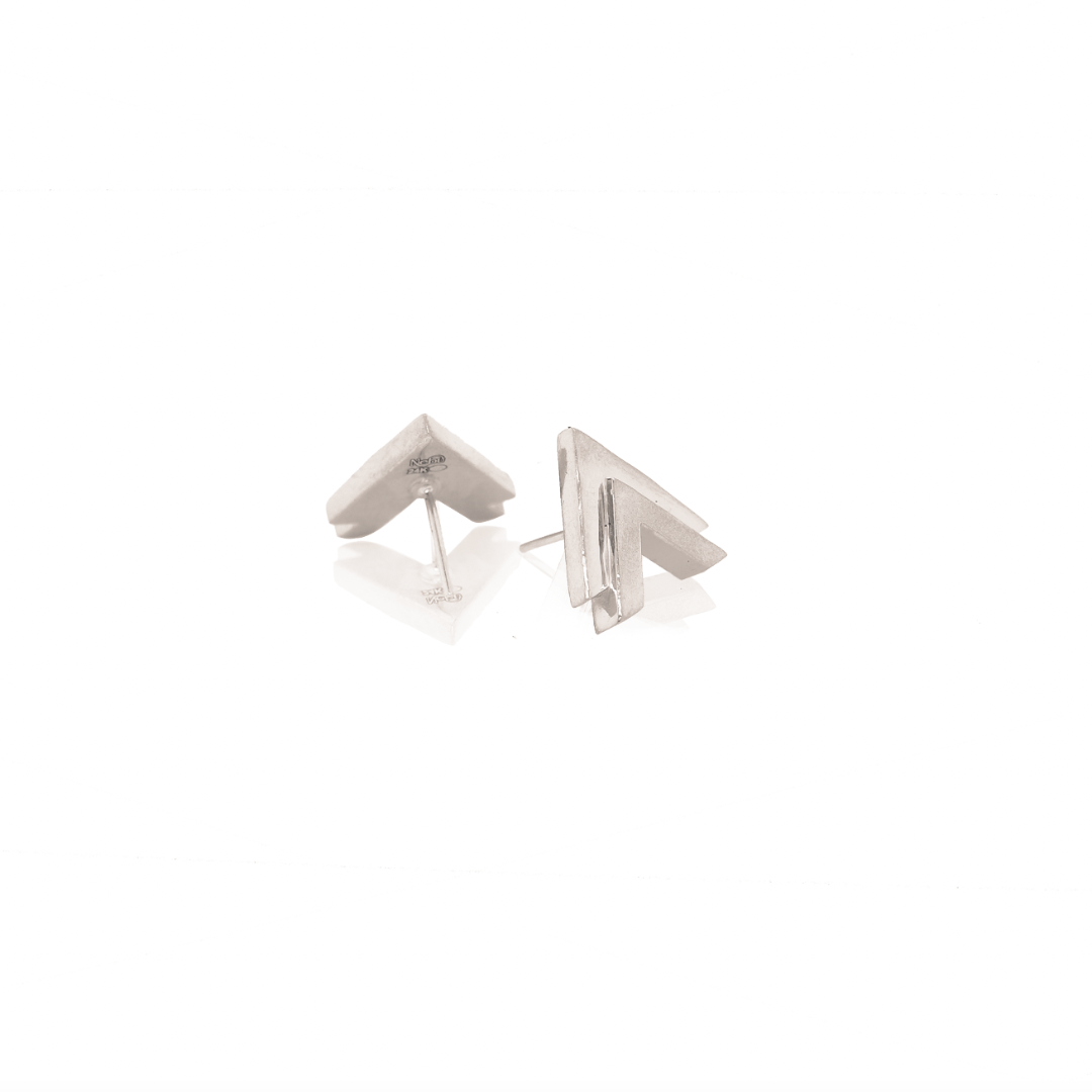 Nebu Gold 24kt Platinum Arrowhead Stud Earrings Side View